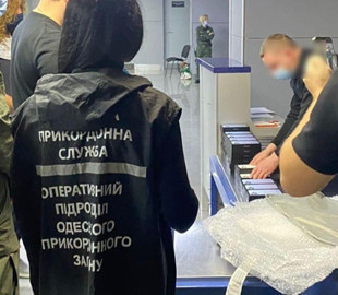 Кто-то остался без подарков: в Украине за сутки изъяли сотни новеньких iPhone