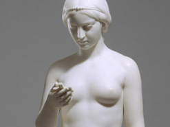 В руке мраморной девы XIX века «нашли» iPhone