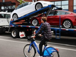 Задержки поставок Tesla покупателям достигли нескольких месяцев