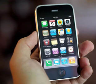 Как в iPhone появилось стеклянное покрытие экрана