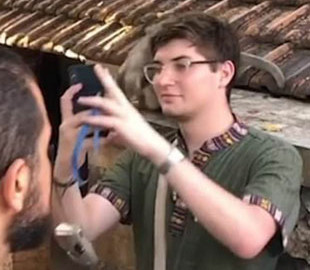 Обезьяна украла очки у туриста, решившего сделать с ней селфи