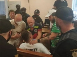 В Одессе блогер порезал себе шею прямо в зале суда