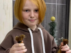 9-річна дівчинка відрізала та продала пів метра волосся, щоб допомогти військовим під Бахмутом