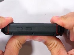 Самый маленький защищенный смартфон проверили на прочность
