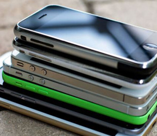 В оккупированной Боровой у людей отбирают мобильные телефоны