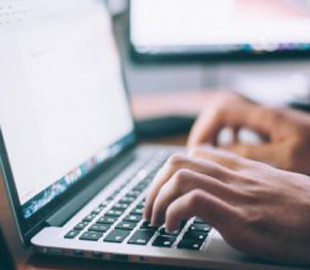 Чи можна постійно користуватися ноутбуком, не відключаючи його від мережі: експерти відповіли