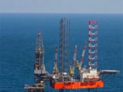 На «вишці Бойка» в Чорному морі понад місяць триває пожежа — супутникові знімки