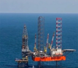 На «вишці Бойка» в Чорному морі понад місяць триває пожежа — супутникові знімки