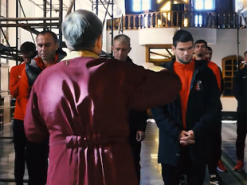 Видео дня. Блогер показал, как украинских футболистов окропляют святой водой перед матчем