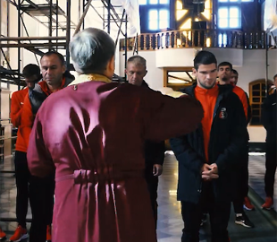 Видео дня. Блогер показал, как украинских футболистов окропляют святой водой перед матчем