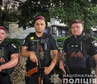 У Шевченківському районі Києва патруль зупинив підозрілого чоловіка, який виявився наркоторговцем