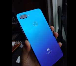 Градиентная задняя панель Xiaomi Mi 8 Lite на самом деле является прозрачной