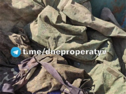 У Дніпрі в сміттєвому контейнері знайшли російську військову форму (Фото)