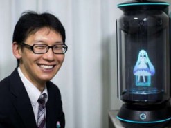 В Японии администратор школы женился на голограмме