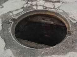 В Геническе ворованные крышки люков продают через интернет?