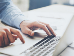 Минцифры запустило эксперимент по использованию электронных подписей и печатей