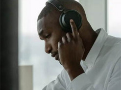 Microsoft запатентовала наушники со сканером отпечатков пальцев