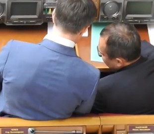 В Раде сняли видео, как депутаты прячут экраны телефонов от журналистов