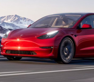 Расследование аварии с участием Tesla показало, что автопилот был не в силах спасти водителя, пренебрегавшего безопасностью