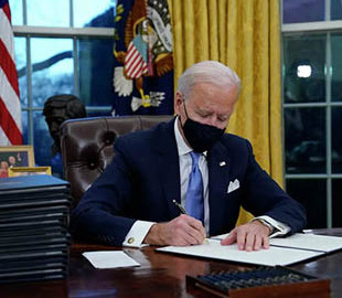 Байден решил пересадить американских чиновников на электрокары