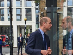 Принц Уильям засмотрелся на витрину с фаст-фудом и стал героем шуток в соцсетях