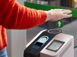 Понад 200 артистів та правозахисників виступили проти застосування системи Amazon One