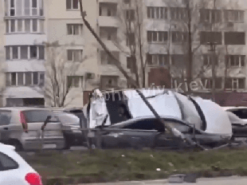 На проспекті Бажана таксі Bolt вилетіло з дороги та приземлилося на припарковані авто