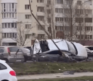 На проспекті Бажана таксі Bolt вилетіло з дороги та приземлилося на припарковані авто