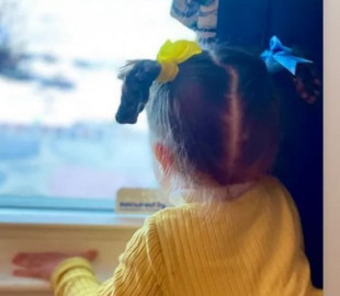 Alyosha показала маленьку доньку Марію з патріотичними косичками