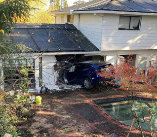 У США Tesla Model X після різкого прискорення перелетіла через басейн і врізалася у приватний будинок