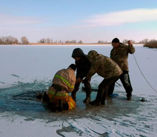 На Днепропетровщине мужчина прыгнул в прорубь и утонул: товарищ снимал это на видео