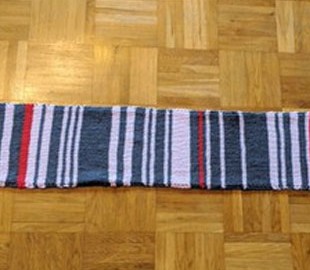 Німкеня зв’язала "шарф запізнень поїздів" і продала його за 7550 євро
