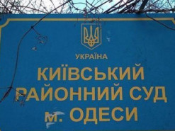 Похитила айфон и не только: в Одессе осудили женщину за пляжную кражу