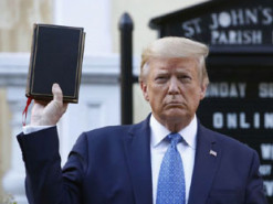 Через фінансову скруту Трамп почав торгувати Бібліями — The New York Times