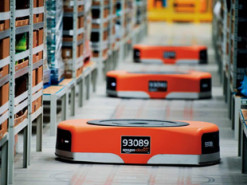 Японская компания заменила практически всех сотрудников склада на роботов