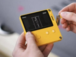 Представлена игровая приставка с механической ручкой