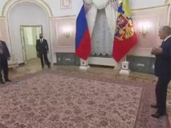 Какая страна, такой и брудершафт: в сети высмеяли "особую" церемонию Путина с Орбаном