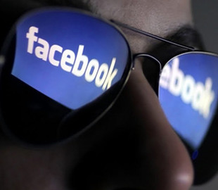 Facebook снова обвиняют в шпионской слежке за пользователями