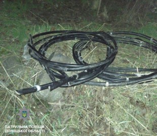 В Мариуполе патрульные задержали похитителей кабеля