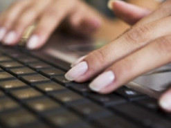 У Бердичеві жінка замість бронежилетів продавала замовникам поношений одяг