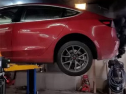 Блогеры научили Tesla Model 3 дымить как паровоз