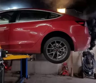 Блогеры научили Tesla Model 3 дымить как паровоз