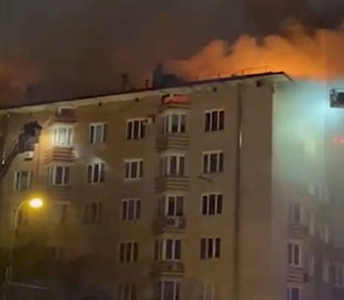У Москві спалахнула масштабна пожежа на даху багатоповерхівки