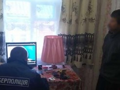 В Киевской области полиция задержала педофила, который насиловал дочерей и снимал с ними порно