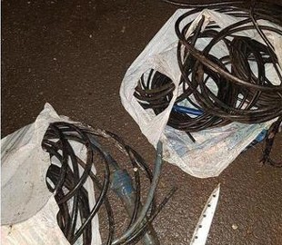 Увидели полицию и бросились во все стороны: в Кривом Роге поймали любителей «вырезать кабель»