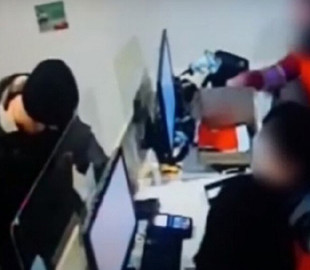 Киевлянин заказал телефон за 50 тысяч гривен и украл его прямо на почте