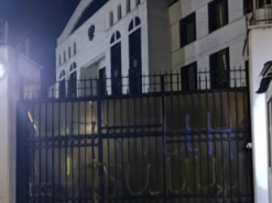 На воротах посольства рф у Молдові з’явився напис «путін - убивця»