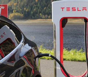 Власти США запросили у Tesla дополнительную информацию по запускам игр на бортовых компьютерах во время движения