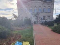 На Харківщині викрили жінку, яка розірвала на шматки Державний прапор біля селищної ради
