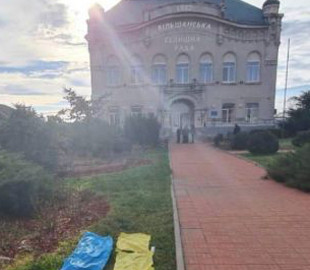 На Харківщині викрили жінку, яка розірвала на шматки Державний прапор біля селищної ради